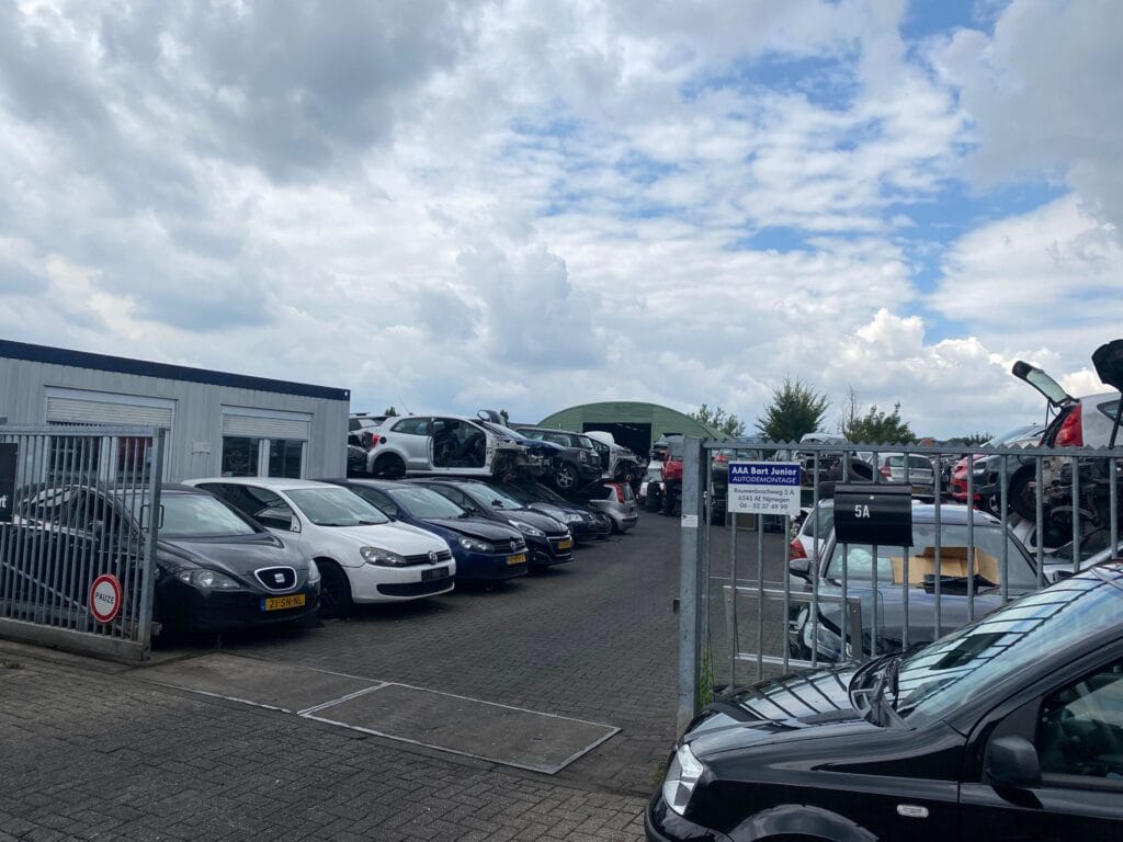 Autosloperij Bart Junior voorkant hek waar je inloopt ingang