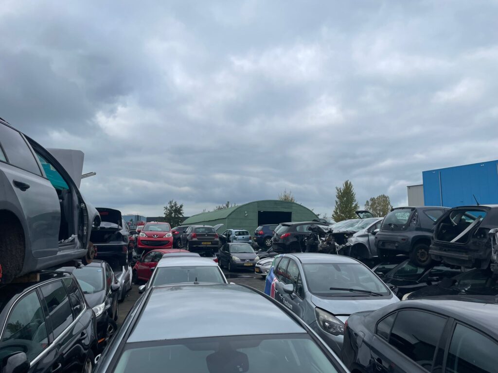 Verschillende sloopauto's op de sloperij bij Bart Junior in Nijmegen op het tterrein