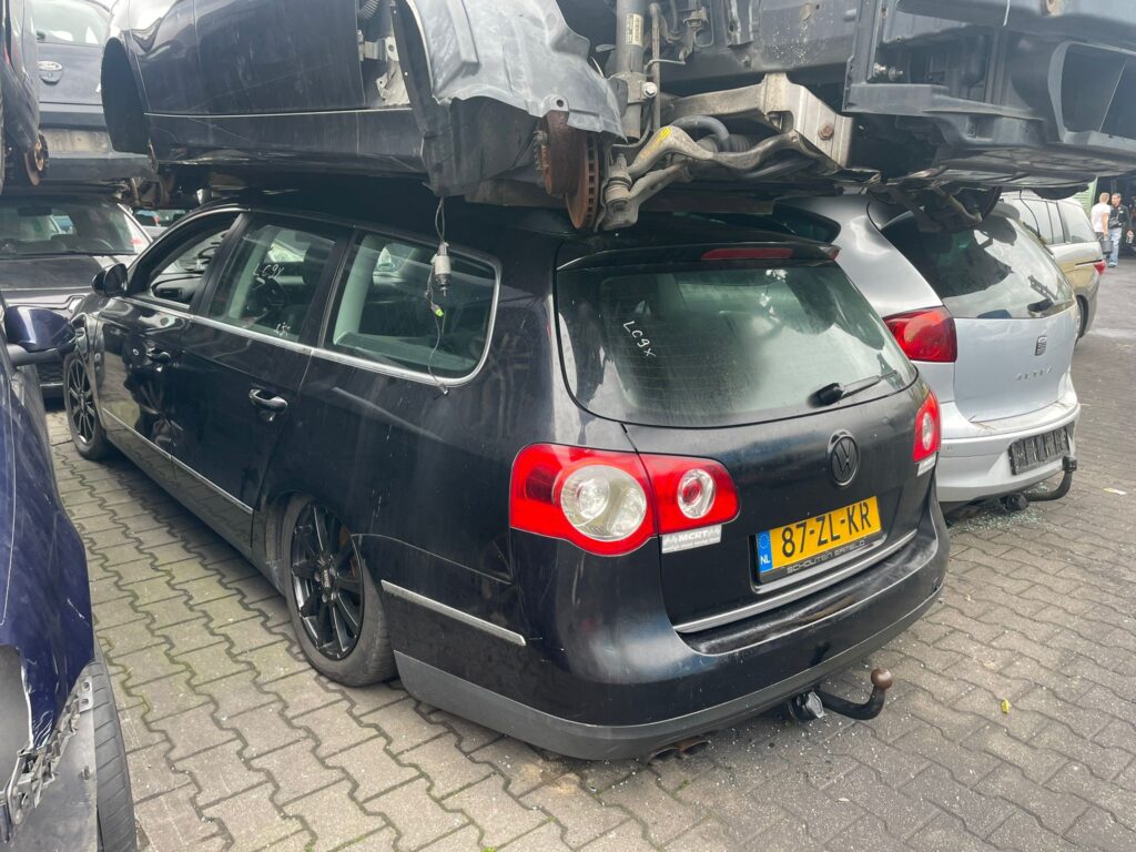 Volkswagen sloperij, volkswagen station auto op de sloperij met een auto erboven op